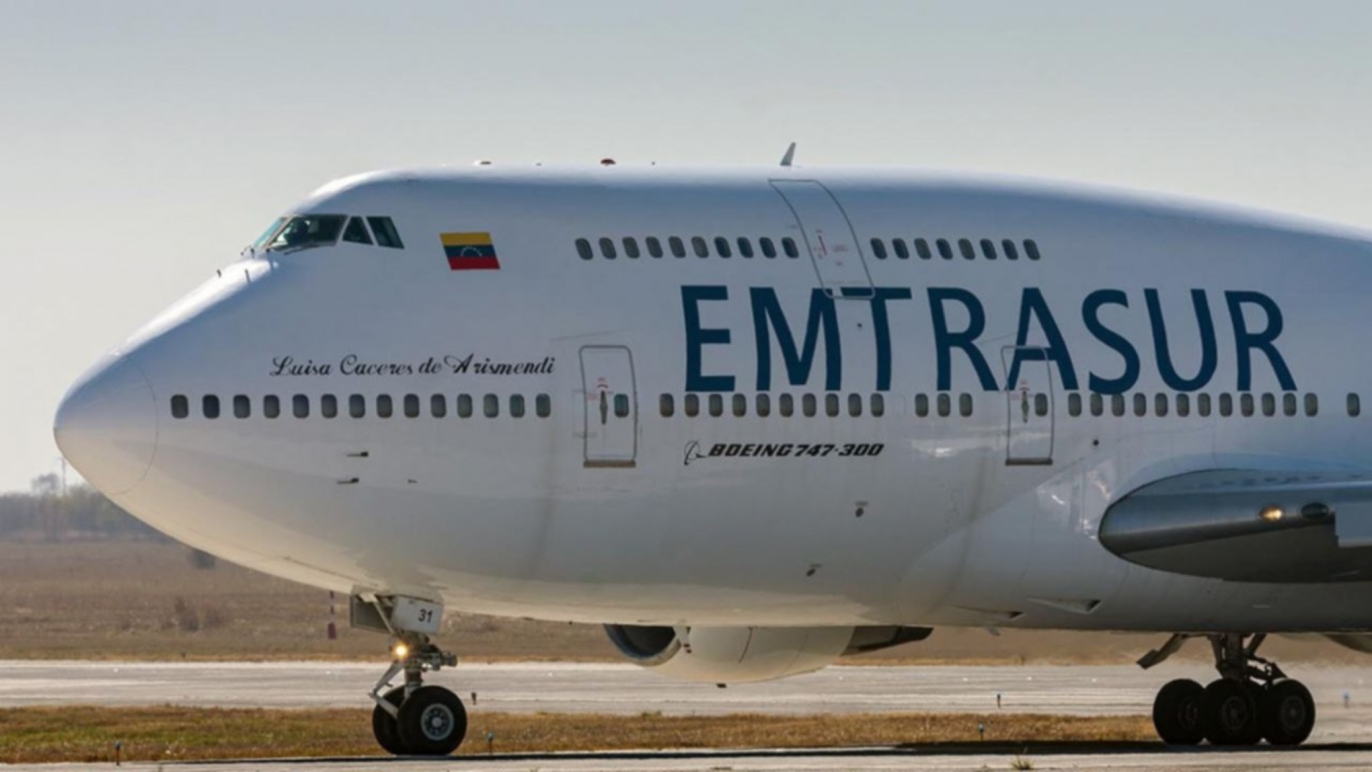 Mantienen la prohibición de salida del país de los iraníes y venezolanos y la retención del avión